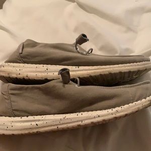 size 9 women’s hey dudes